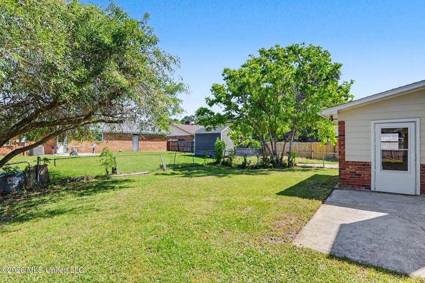 Beautifully updated 3-bedroom, 2-bath home tucked away on a - photo 19