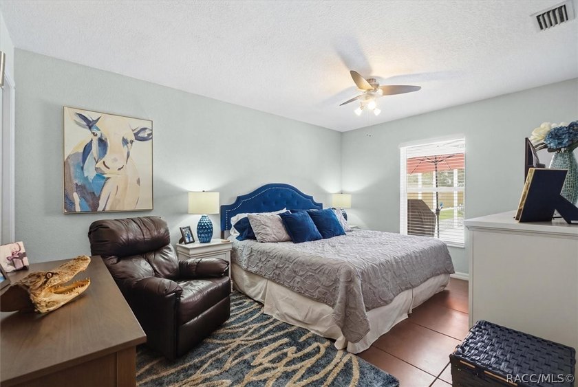This recently updated interior and decor, well-maintained 3-bed - photo 20