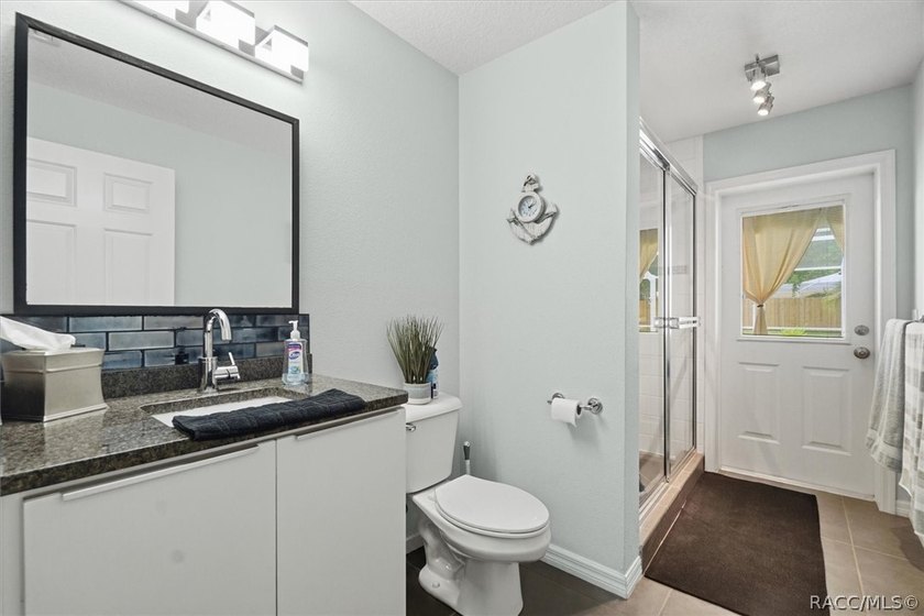This recently updated interior and decor, well-maintained 3-bed - photo 22