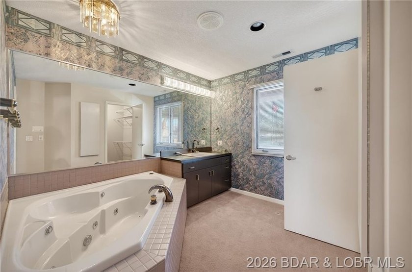 Beautiful Lake Views in this sought after well established - photo 23