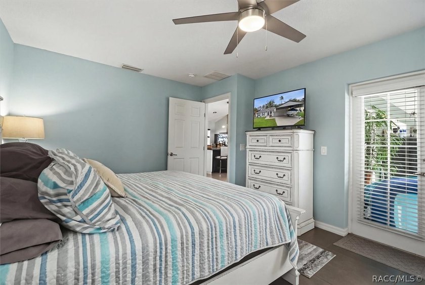 This recently updated interior and decor, well-maintained 3-bed - photo 24