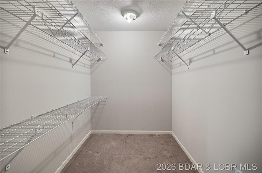 Beautiful Lake Views in this sought after well established - photo 26