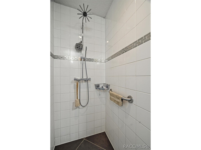 This recently updated interior and decor, well-maintained 3-bed - photo 26