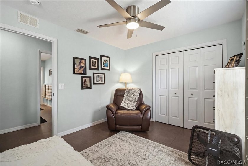 This recently updated interior and decor, well-maintained 3-bed - photo 29