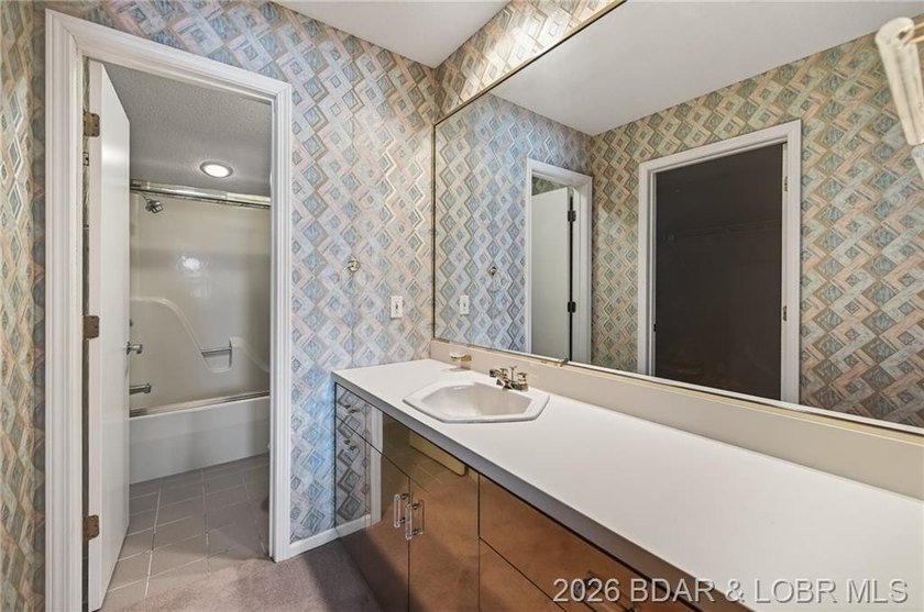 Beautiful Lake Views in this sought after well established - photo 33