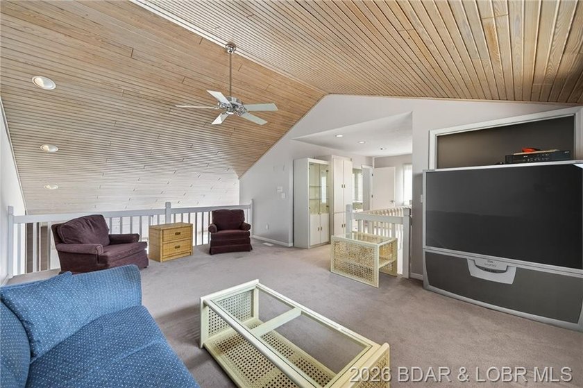 Beautiful Lake Views in this sought after well established - photo 37