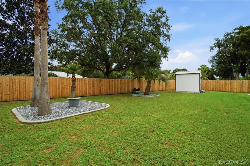 This recently updated interior and decor, well-maintained 3-bed - photo 38