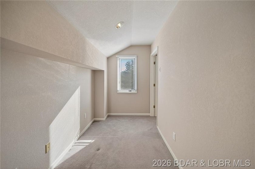 Beautiful Lake Views in this sought after well established - photo 39