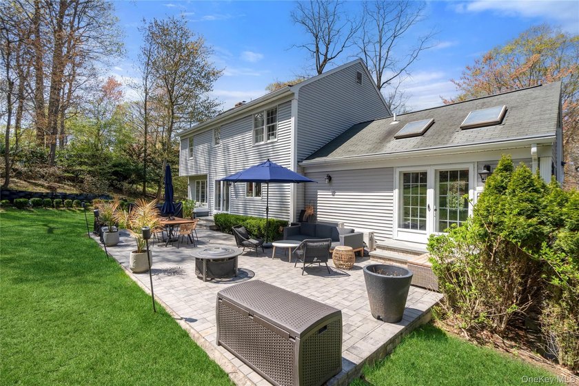 Nestled on a secluded, lushly landscaped three-quarter-acre - photo 39