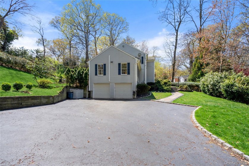 Nestled on a secluded, lushly landscaped three-quarter-acre - photo 40