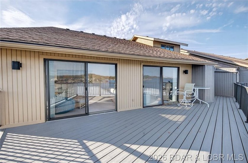 Beautiful Lake Views in this sought after well established - photo 43