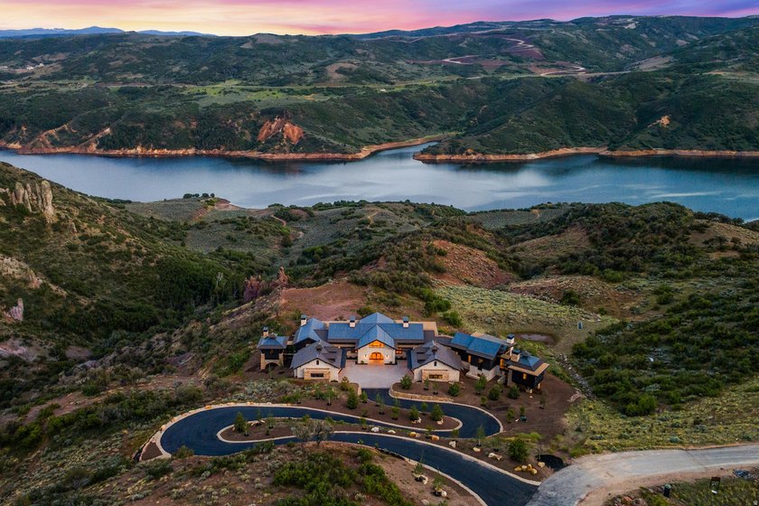 Dubbed the Water-Earth-Sky Villa by the renowned architectural - photo 3