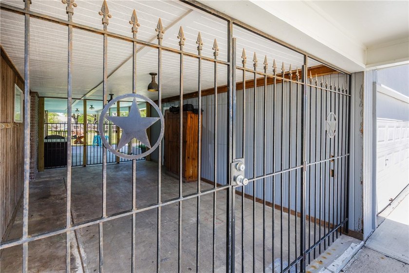 Welcome to 3701 Waldron Road! This renovated 3 bedroom, 2 - photo 38