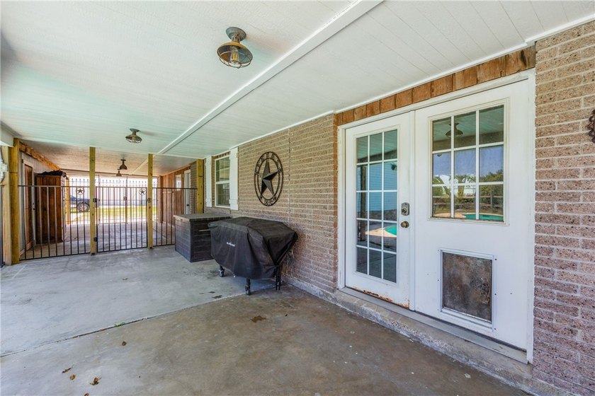 Welcome to 3701 Waldron Road! This renovated 3 bedroom, 2 - photo 39