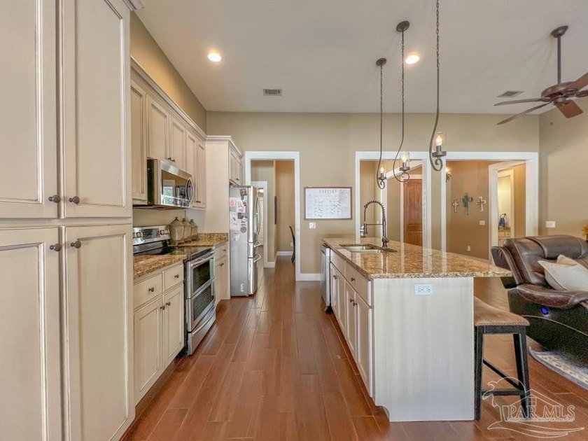 Beautiful POOL home, 5 Bedroom 3 and 1/2 Baths 2373 sq/ft - photo 11