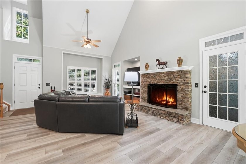 Welcome home to a stunning, fully updated 4-bedroom, 3.5-bath - photo 15