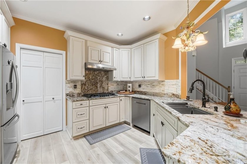 Welcome home to a stunning, fully updated 4-bedroom, 3.5-bath - photo 21