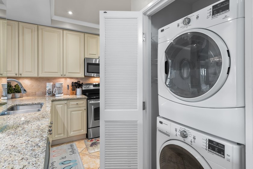 Welcoming FULLY FURNISHED 3 bedroom/3 bathroom end unit at the - photo 18