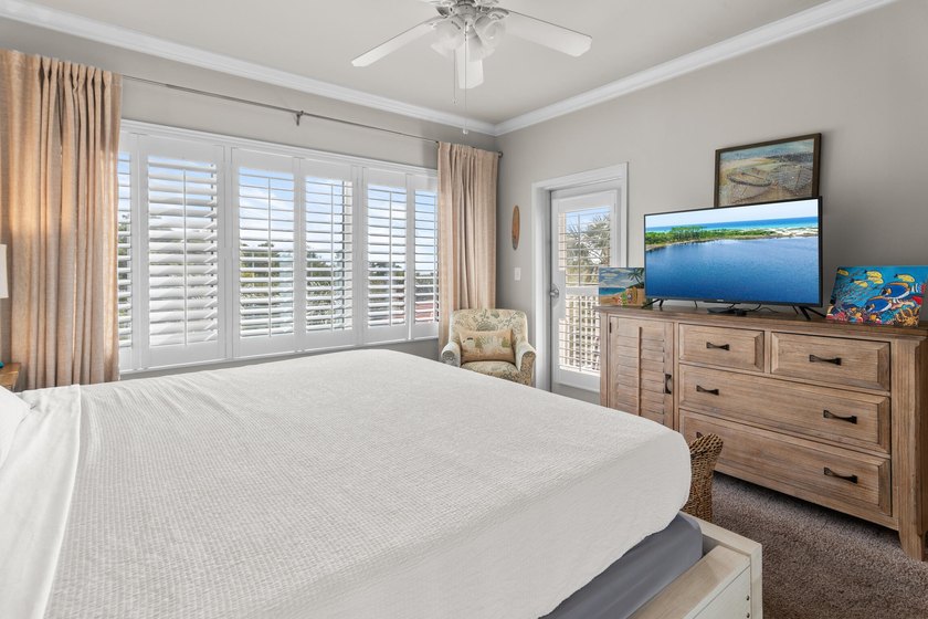Welcoming FULLY FURNISHED 3 bedroom/3 bathroom end unit at the - photo 20