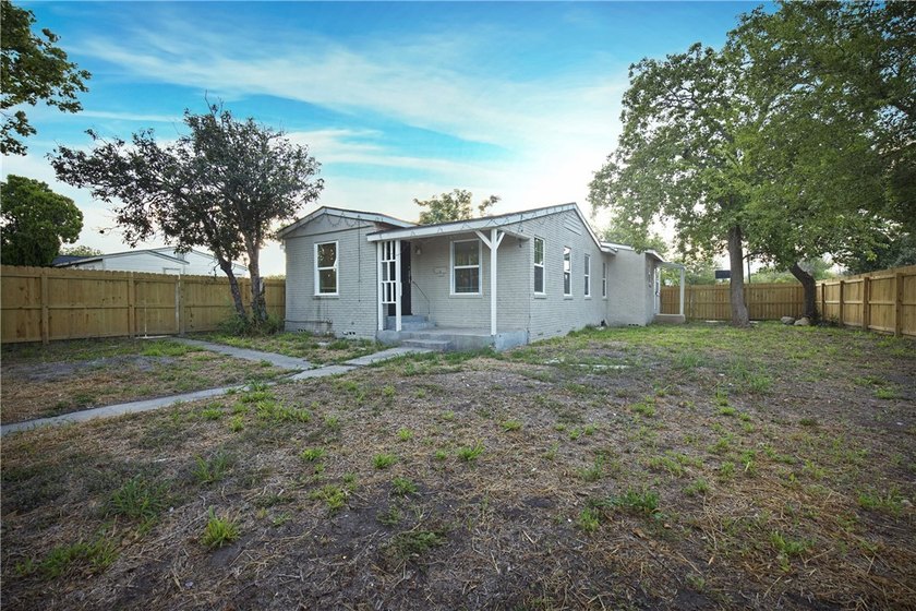 Over 2400 Sqare feet!!! Pictures do no justice to this home - photo 3