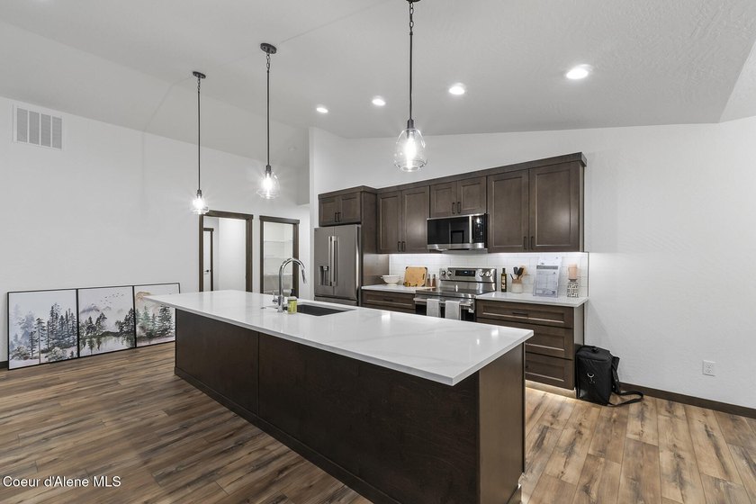 Beautiful accented homes with vaulted great room ceilings per - photo 12