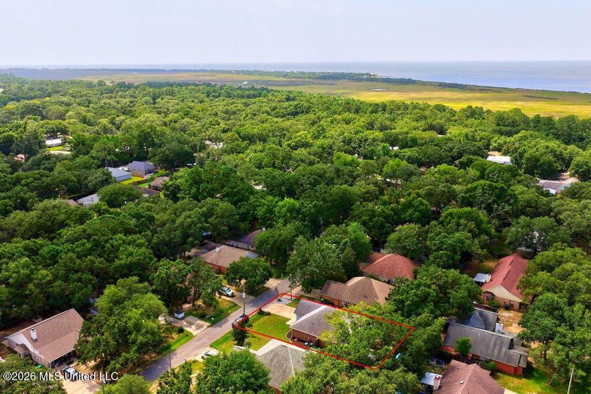 Welcome HOME! This well-maintained 3-bedroom, 2-bath home offers - photo 31