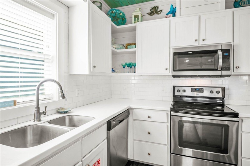 Welcome to your Gulf Coast escape! Nestled in the desirable - photo 10