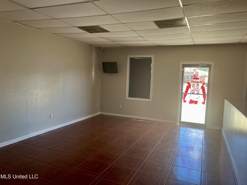 Looking to open a restaurant.? This property us turn key ready - photo 2