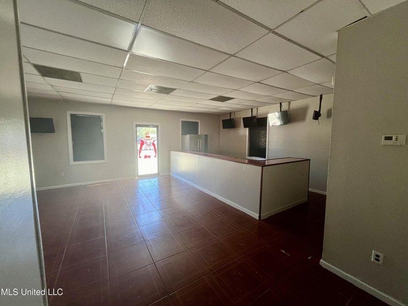 Looking to open a restaurant.? This property us turn key ready - photo 7