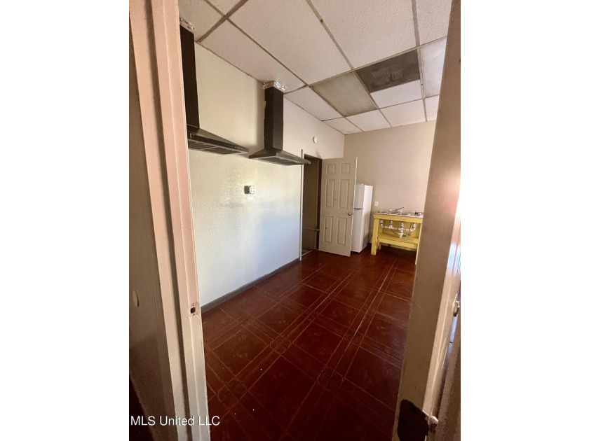 Looking to open a restaurant.? This property us turn key ready - photo 9