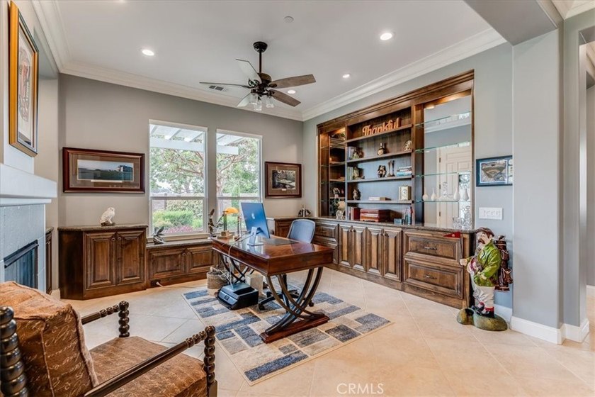 A Stunning Lake View Home Crafted for Exceptional Indoor-Outdoor - photo 16