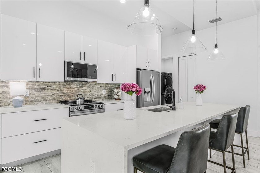 Welcome to this beautifully crafted custom-built home, completed - photo 22
