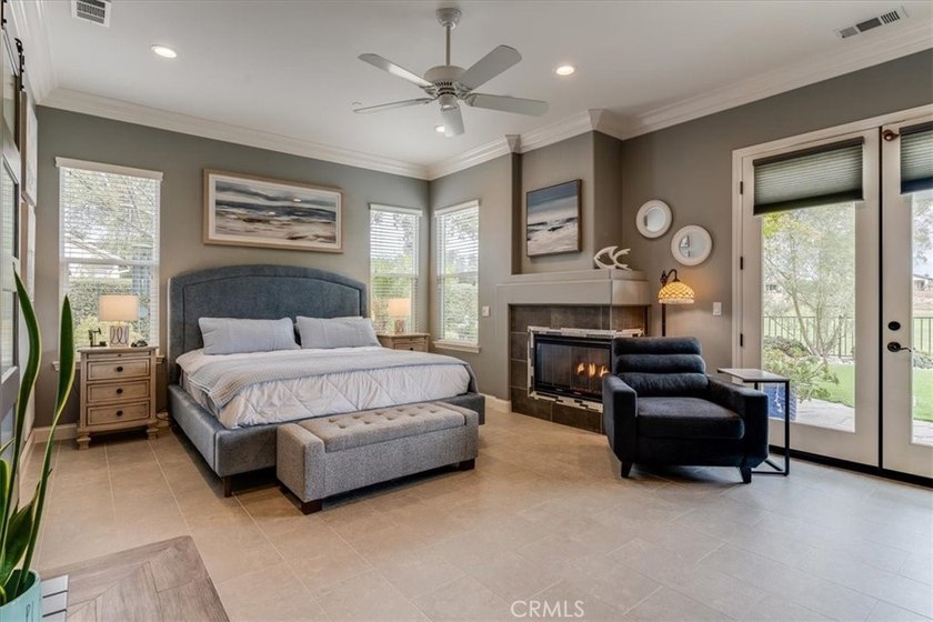 A Stunning Lake View Home Crafted for Exceptional Indoor-Outdoor - photo 23