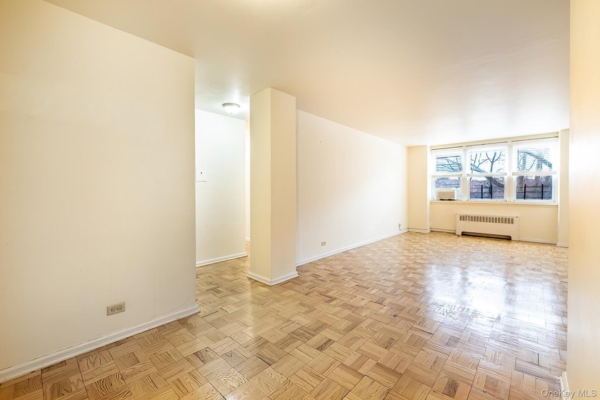 Spacious 2 bedroom conveniently located in Spuyten Duyvil with - photo 5