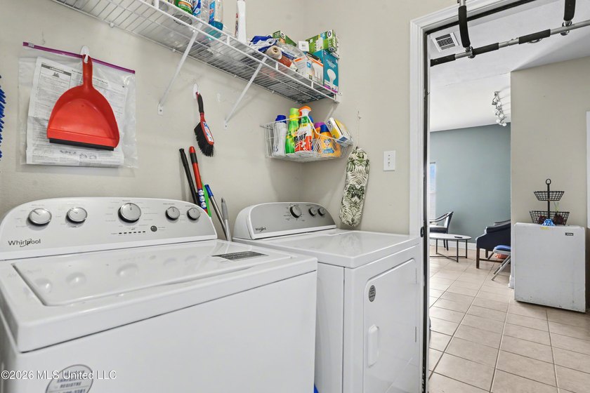 Welcome to this elegant pristine 3,400 sq. ft. two-story home - photo 26