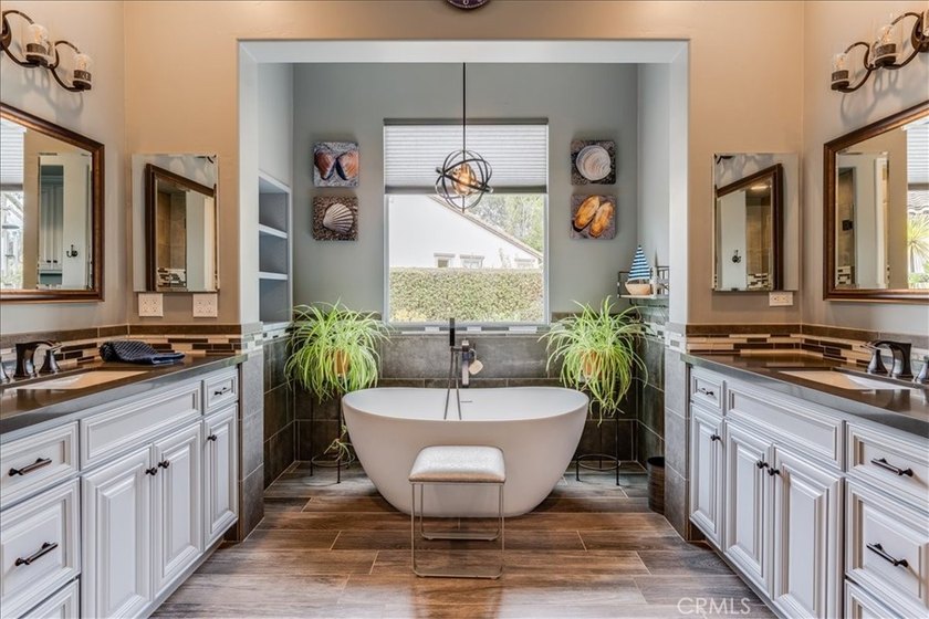 A Stunning Lake View Home Crafted for Exceptional Indoor-Outdoor - photo 27