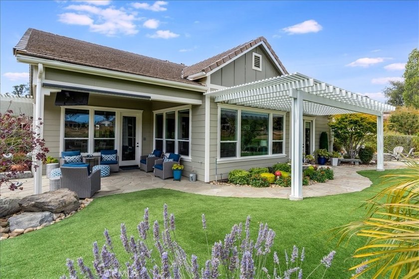A Stunning Lake View Home Crafted for Exceptional Indoor-Outdoor - photo 32