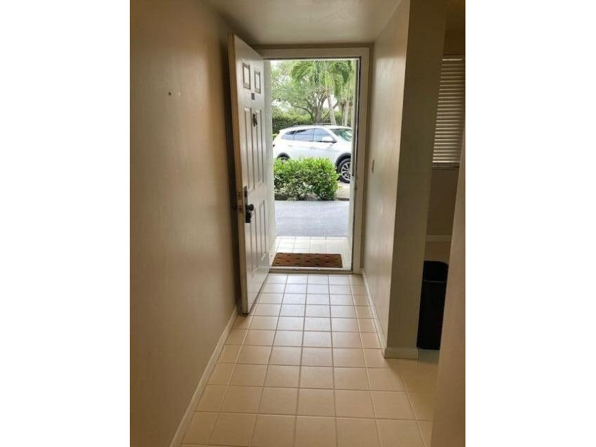 CONVENIENT 2BEDRM/2BTH FIRST FLOOR UNIT WITH UNOBSTRUCTED - photo 2