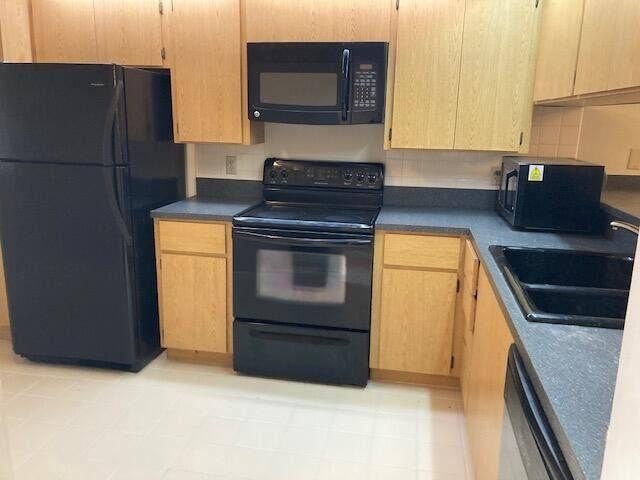 CONVENIENT 2BEDRM/2BTH FIRST FLOOR UNIT WITH UNOBSTRUCTED - photo 3