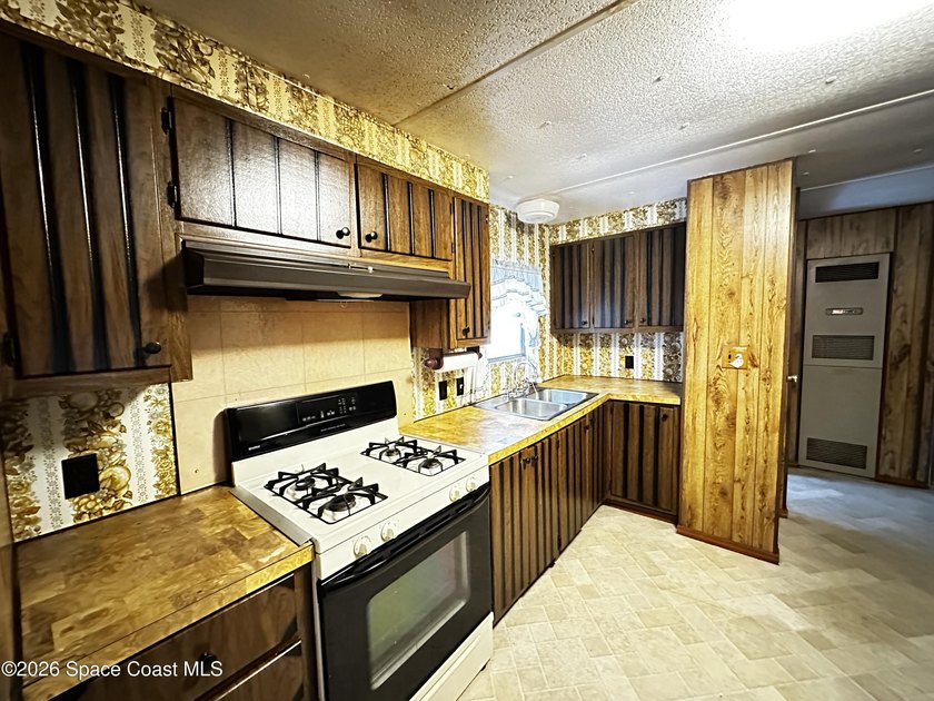 Big Price Drop! Come and take a look, great property. A Rare - photo 4