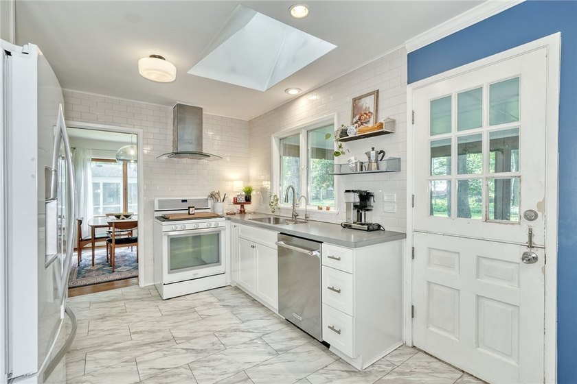 Welcome home to this beautifully updated 4-bedroom, 2-bath - photo 15