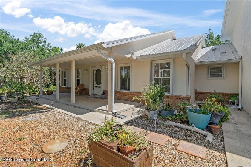 A rare custom-built retreat surrounded by the natural beauty of - photo 7