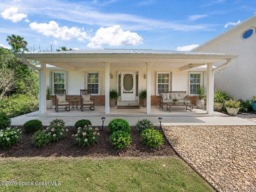 A rare custom-built retreat surrounded by the natural beauty of - photo 8