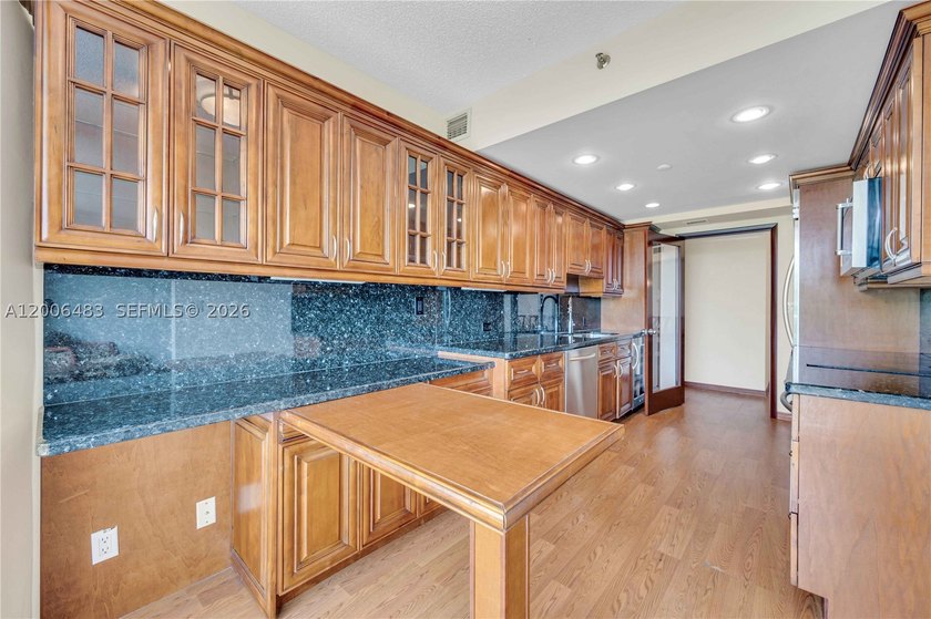 Spacious 1,520 SqFt two-bedroom on Williams Island with warm - photo 11