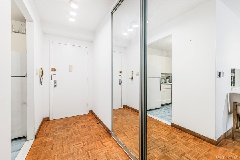 Bright, South-Facing Junior One-Bedroom in Prime Sutton Place - photo 11