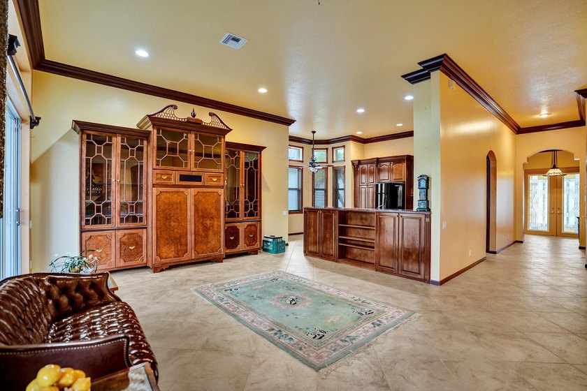 Beautiful Mediterranean-style 1-story home on a desirable corner - photo 14