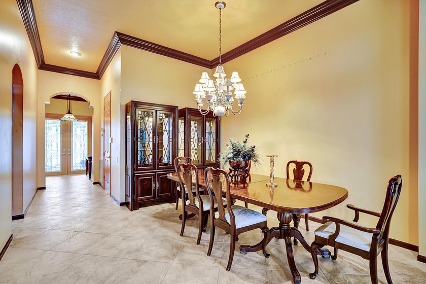 Beautiful Mediterranean-style 1-story home on a desirable corner - photo 15