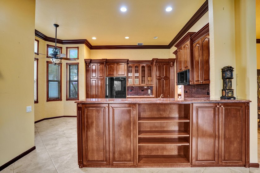 Beautiful Mediterranean-style 1-story home on a desirable corner - photo 19