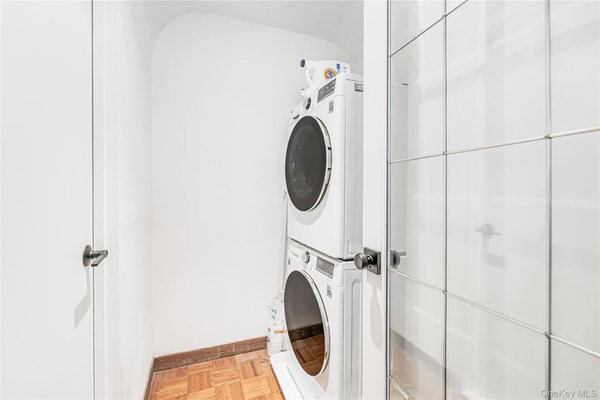 Bright, South-Facing Junior One-Bedroom in Prime Sutton Place - photo 21
