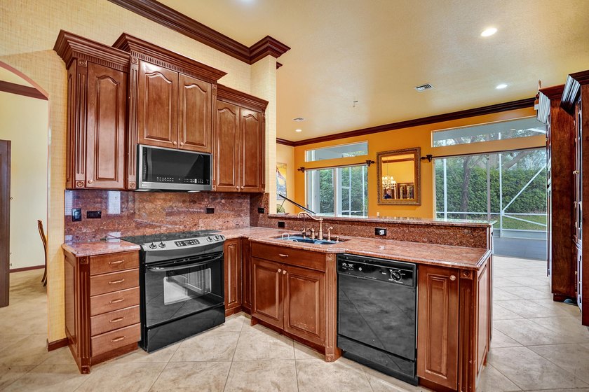 Beautiful Mediterranean-style 1-story home on a desirable corner - photo 25